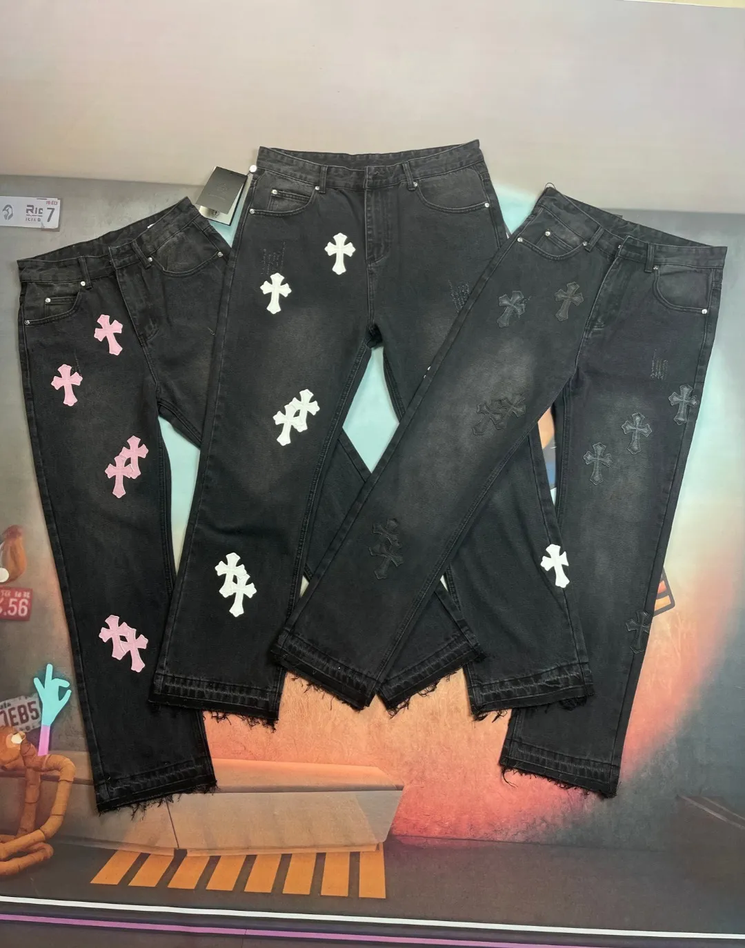 🅿️236 🔘Style No.-KL151 🔘Cro Heart𝐂𝐡𝐫𝐨𝐦𝐞 𝐇𝐞𝐚𝐫𝐭 Classic CH Cross Patch Leather Jeans [Black and White]* The top-notch heavy-duty washing water gives the denim a natural aged texture, making it softer and softer to the touch, and every fold is a filter of age. The calfskin cross is fully laser-cut, with neat lines like works of art, and high-grade matte edges. The distressed silver hardware has its own retro buff, and the buttons and zippers tell a story the more they are used. The straight silhouette is perfect for concealing your body, and the hips become wider and the legs become thicker in seconds. Pair it with short boots to make you look taller, or wear it with dad shoes for a lazy look. You can wear it casually with a white T-shirt and it will make you shine. From the leather to the wiring, everything is top-notch, and you can tell the texture at the first touch - it's not in the same dimension as the currency at all!  Size: S M L XL (28.30.32.34) Color: black with black, black with white, black with pink